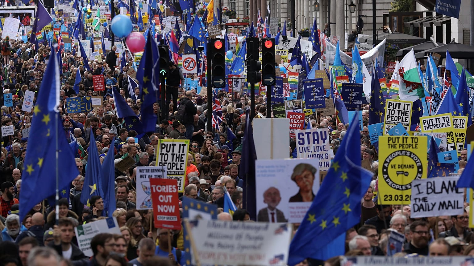 İngiltere'nin başkenti Londra'da 1 milyon kişi Brexit'i protesto etti