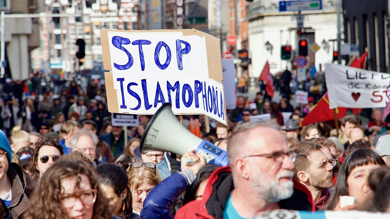 Hollanda'da binlerce kişi, ırkçılık ve ayrımcılık karşıtı gösteri düzenledi