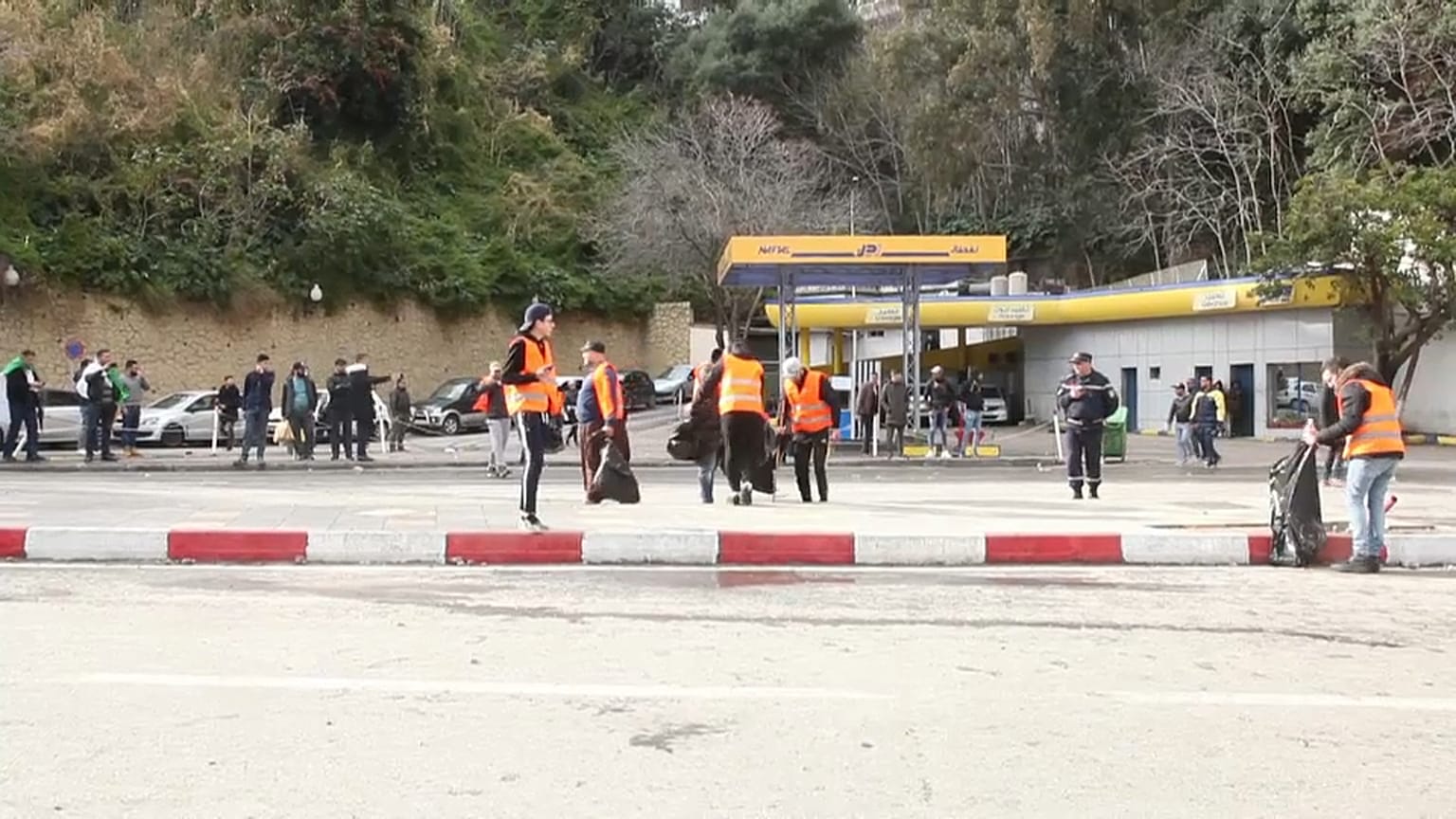السترات البرتقالية مبادرة شباب تطوعوا لخدمة الحراك في الجزائر
