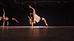 How is traditional dance being revitalised in the UAE?