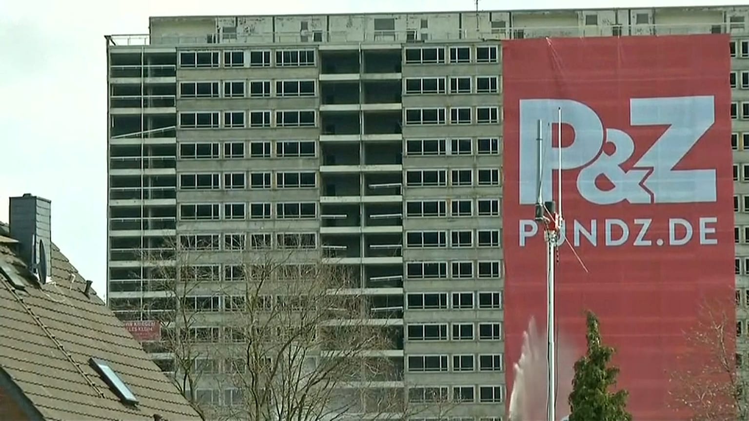 Duisburg: 22-stöckiges Wohnhaus gesprengt