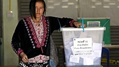 Tayland'da oyunu kullanan bir kadın