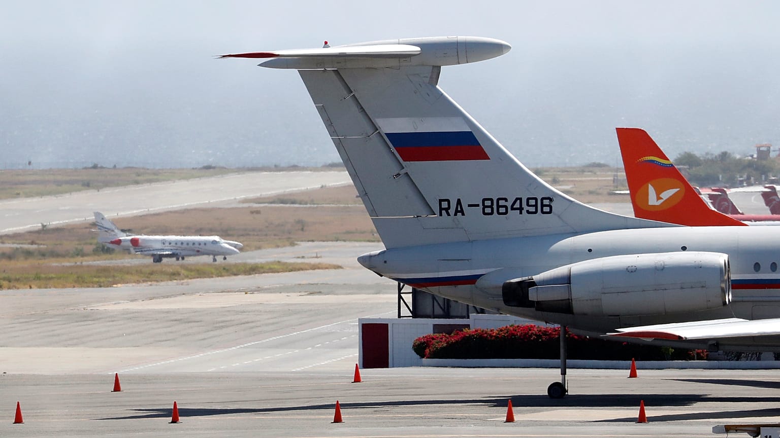 Rusya, Venezuela'ya 100 asker ve 35 ton yardım malzemesi gönderdi