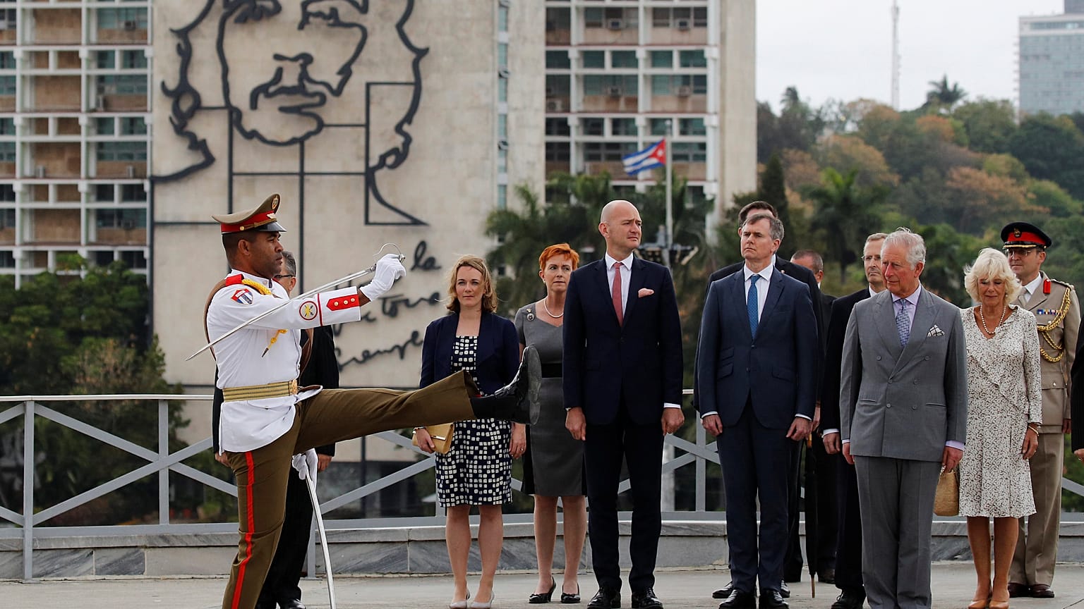 El príncipe Carlos y Camilla en la plaza de la Revolución de La Habana