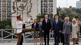 El príncipe Carlos y Camilla en la plaza de la Revolución de La Habana