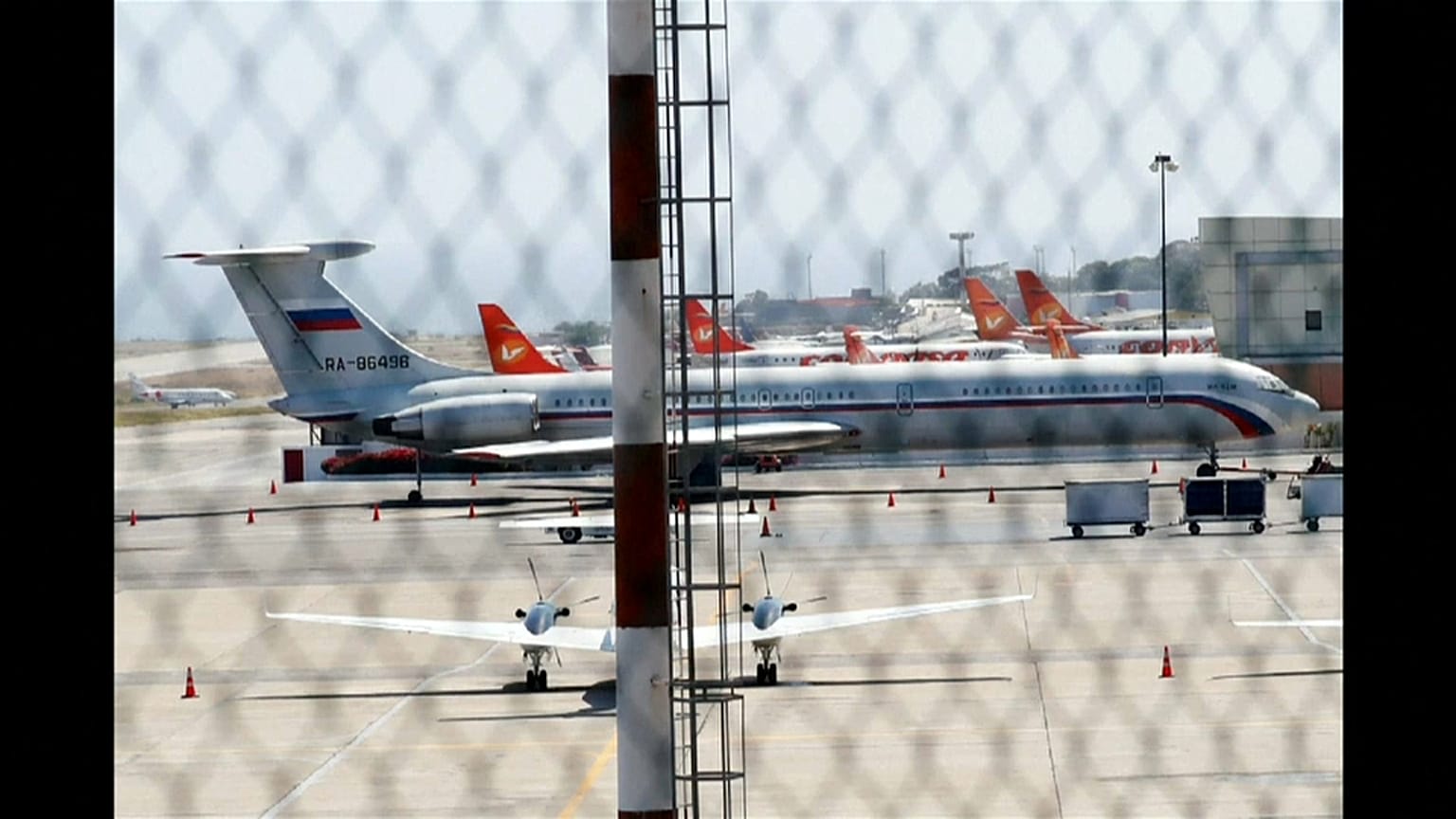Polémico desembarco en Venezuela de aviones y militares rusos