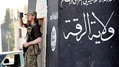 صورة أرشيفية لأحد جنود تنظيم داعش بمدينة الرقة السورية