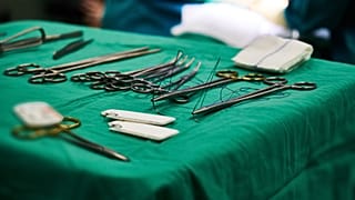 تسجيل حالة وفاة جديدة لرضيع خضع لعملية ختان في بيت والديه في إيطاليا
