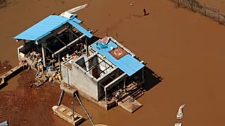 Uma casa destruída pelo Idai nas margens do rio Búzi