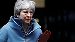 Theresa May, à la sortie du 10 Downing Street le 25 mars.