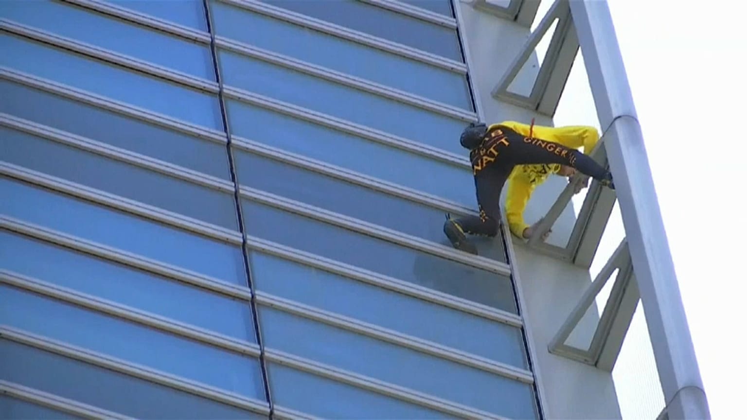 Le Spiderman français grimpe à la Défense pour "sauver Notre-Dame-de-Paris"