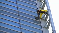 Le Spiderman français grimpe à la Défense pour "sauver Notre-Dame-de-Paris"