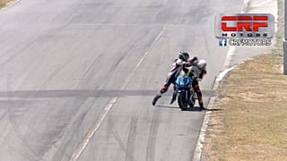 Pilotlar motosiklet yarışında yumruklu kavgaya tutuştu 