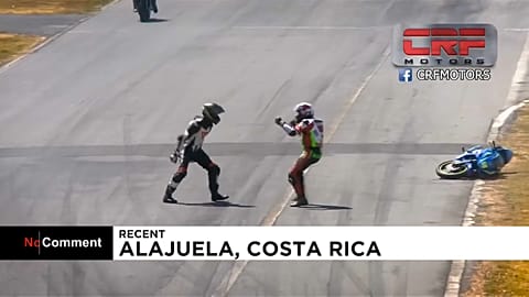 Quand deux motards en viennent aux mains en pleine épreuve de championnat
