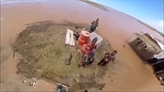 Rescatan a una niña atrapada en mitad de las inundaciones del ciclón Idai