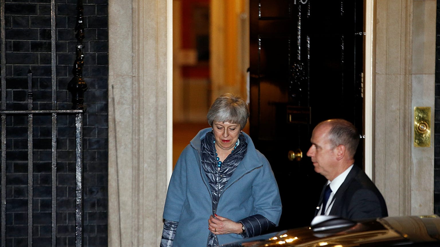Parlamento mette May sotto tutela