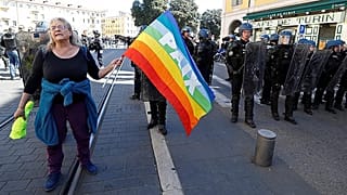 ماکرون خواستار «عقلانیت بیشتر» برای زن معترض ۷۳ ساله مجروح شد