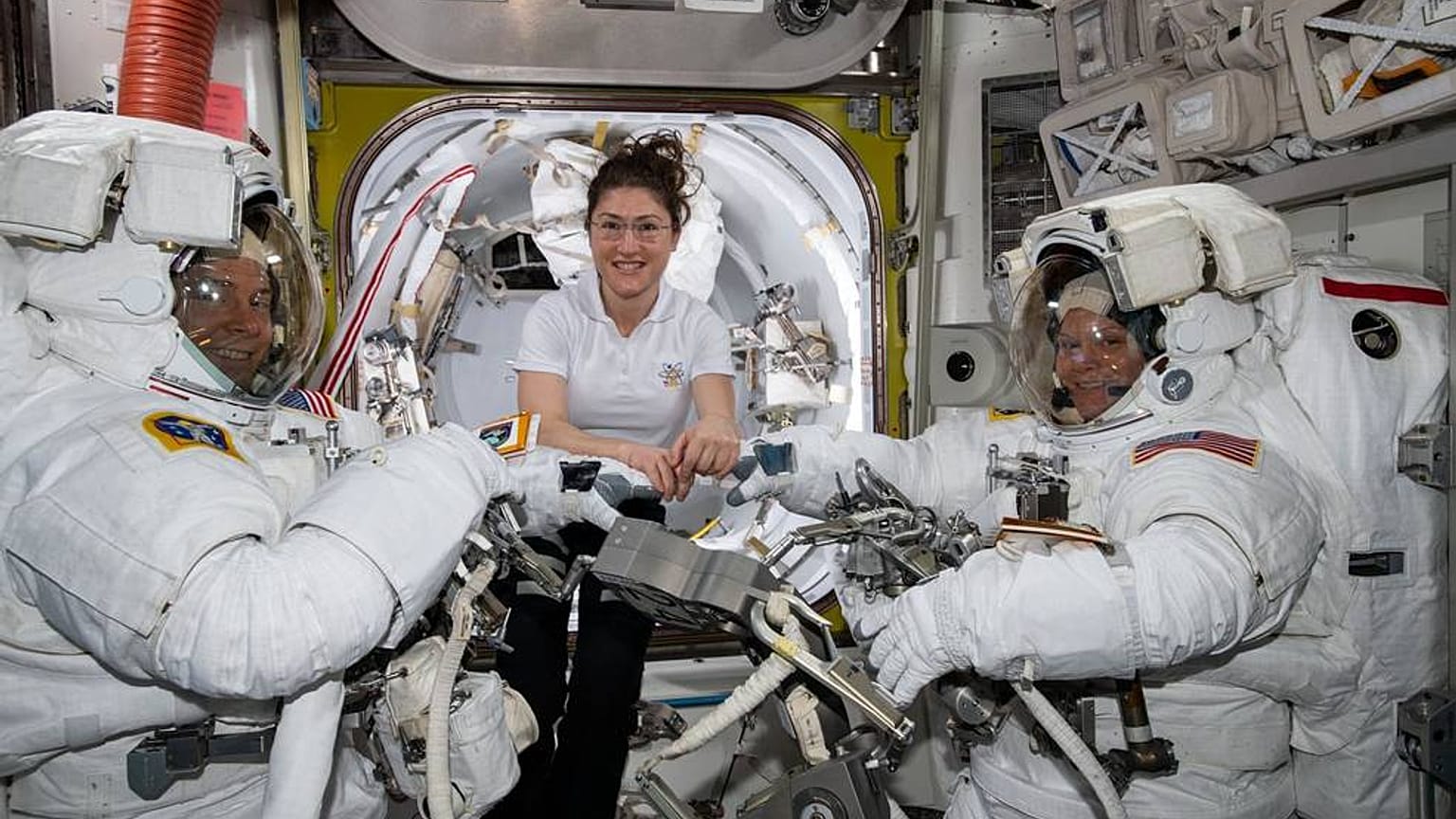 NASA: Ακυρώνεται ο πρώτος διαστήμικος περίπατος γυναικών λόγω έλλειψης κατάλληλων στολών!