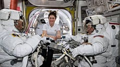 NASA: Ακυρώνεται ο πρώτος διαστήμικος περίπατος γυναικών λόγω έλλειψης κατάλληλων στολών!