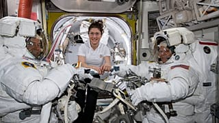 NASA: Ακυρώνεται ο πρώτος διαστήμικος περίπατος γυναικών λόγω έλλειψης κατάλληλων στολών!