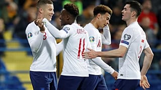 لاعبون من منتخب إنجلترا يحتفلون باحراز هدف في شباك الجبل الأسود