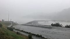 Yeni Zelanda'da sel ve güçlü fırtınanın vurduğu köprünün yıkılma anı