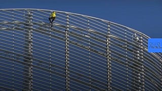 Lo "spiderman" francese colpisce ancora: scalata da 185 metri per salvare Notre-Dame