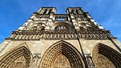 Video | Spiderman aus Frankreich erklimmt Wolkenkratzer, um bröckelnde Notre-Dame zu retten