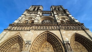 Video | Spiderman aus Frankreich erklimmt Wolkenkratzer, um bröckelnde Notre-Dame zu retten