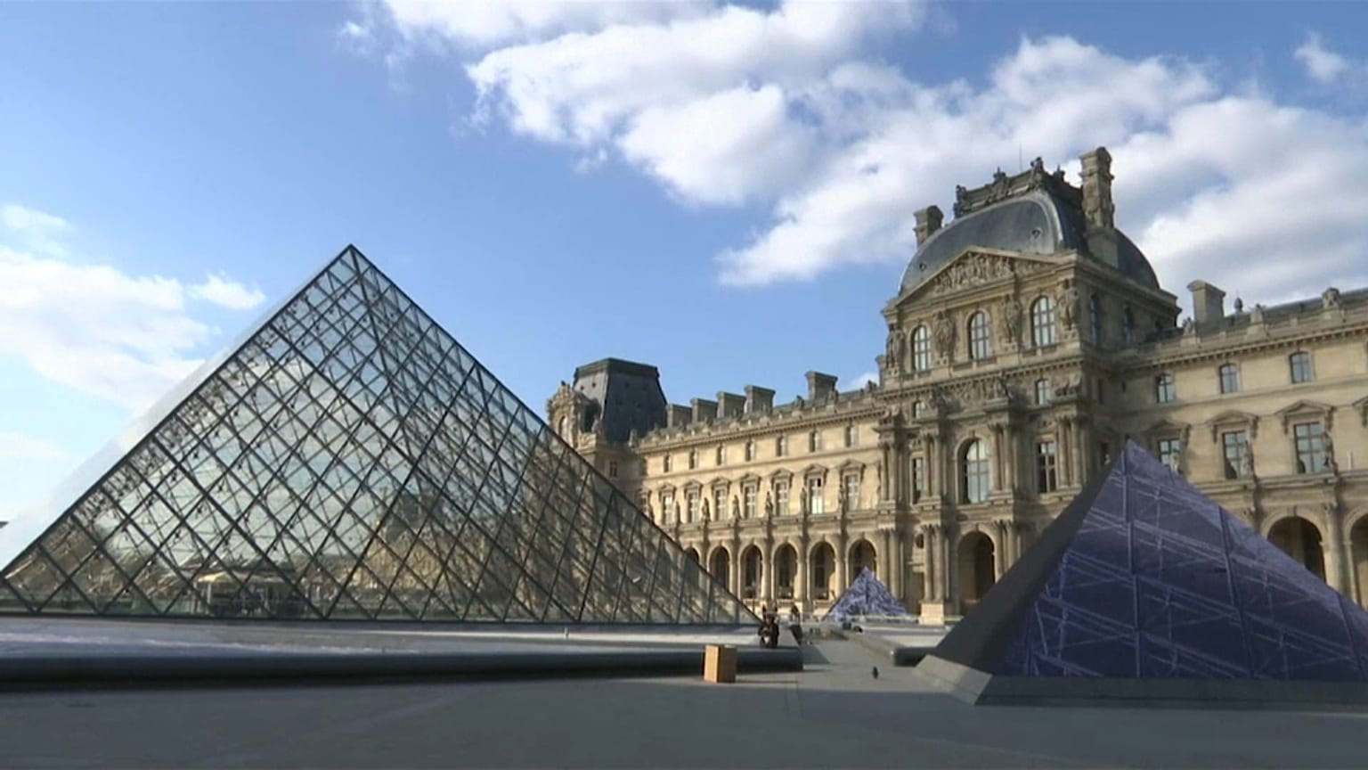 Une illusion d'optique géante pour les 30 ans de la Pyramide du Louvre