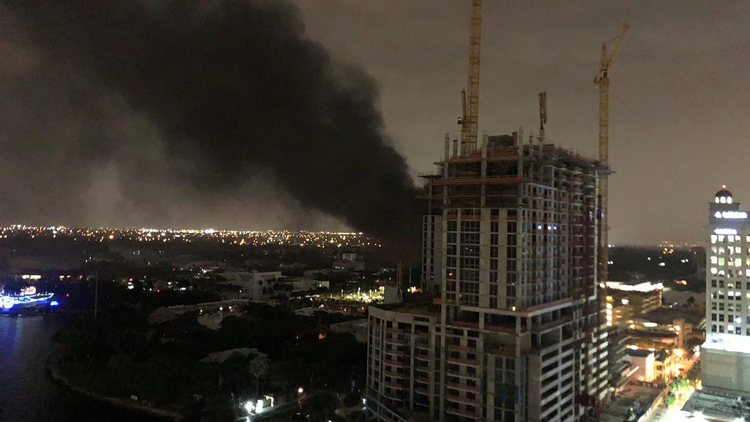 ABD'de trafoda çıkan yangın nedeniyle Fort Lauderdale kenti karanlığa gömüldü
