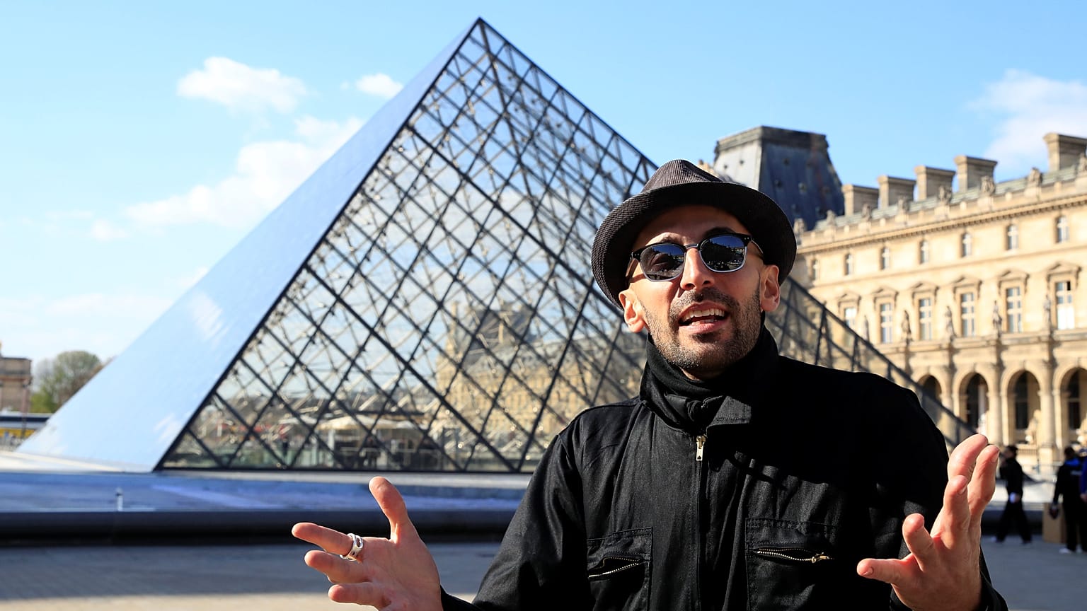 Pirâmide do Louvre faz 30 anos