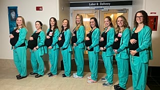 USA: 9 Säuglingsschwestern derselben Klinik gleichzeitig schwanger