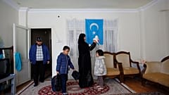 Türkiye'de oturma ve çalışma izni alamayan Uygurlar gelecekleri için endişeli