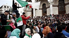 محتجون مطالبون بتنحي الرئيس عبد العزيز بوتفليقة في الجزائر العاصمة 