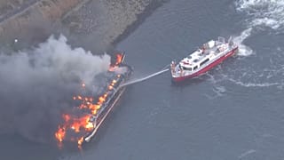 Japanisches Restaurant auf einem Boot geht in Flammen auf