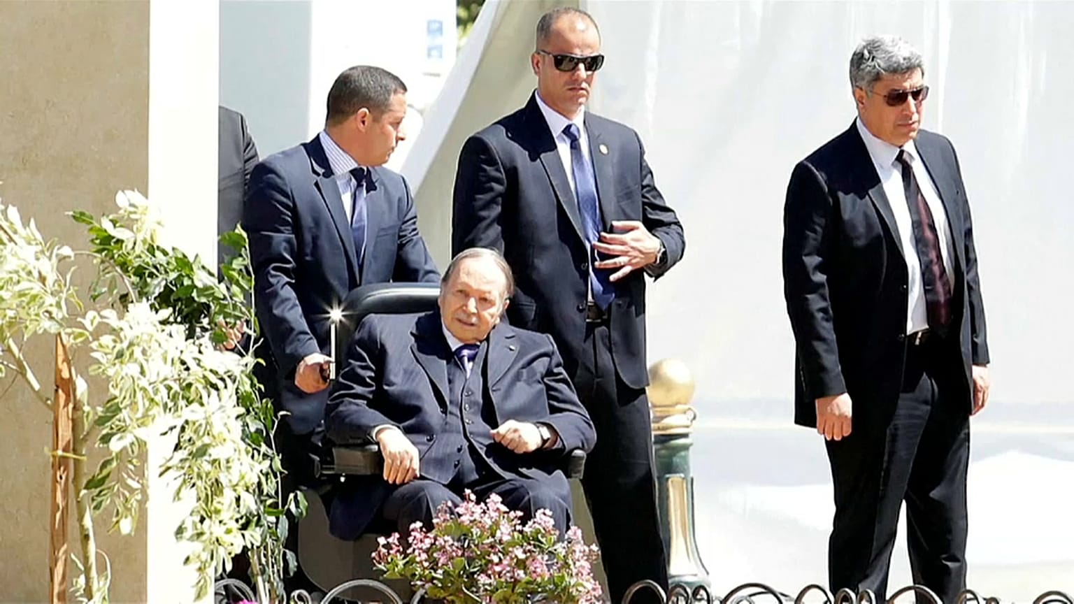 Presidente argelino está cada vez mais isolado