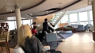 ركاب داخل السفينة اثناء تعطل المحركات