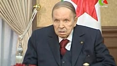 الرئيس الجزائري عبد العزيز بوتفليقة خلال اجتماع في الجزائر العاصمة