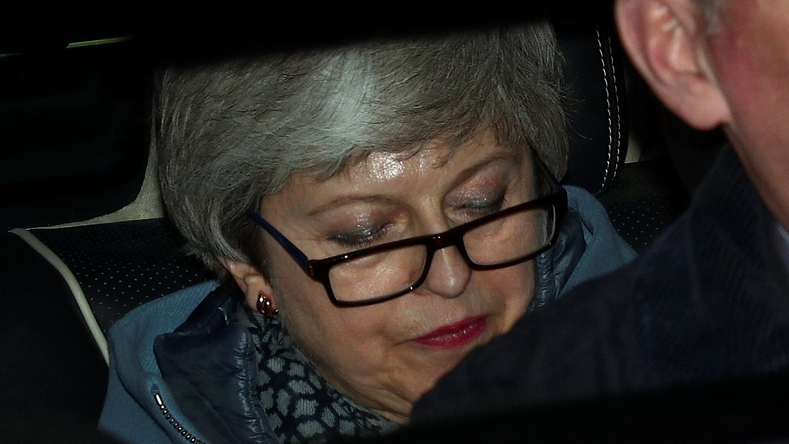 May in cerca di una via d'uscita sulla Brexit: "Dimissioni in cambio del sì all'accordo"