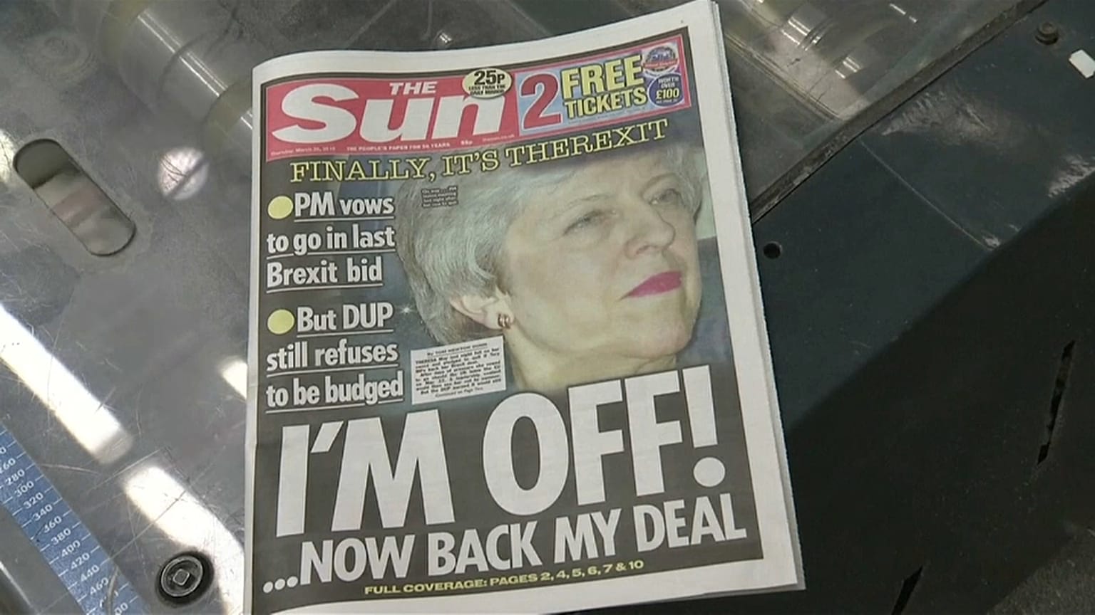 May ofrece su cabeza a cambio de que se apruebe su plan para el Brexit