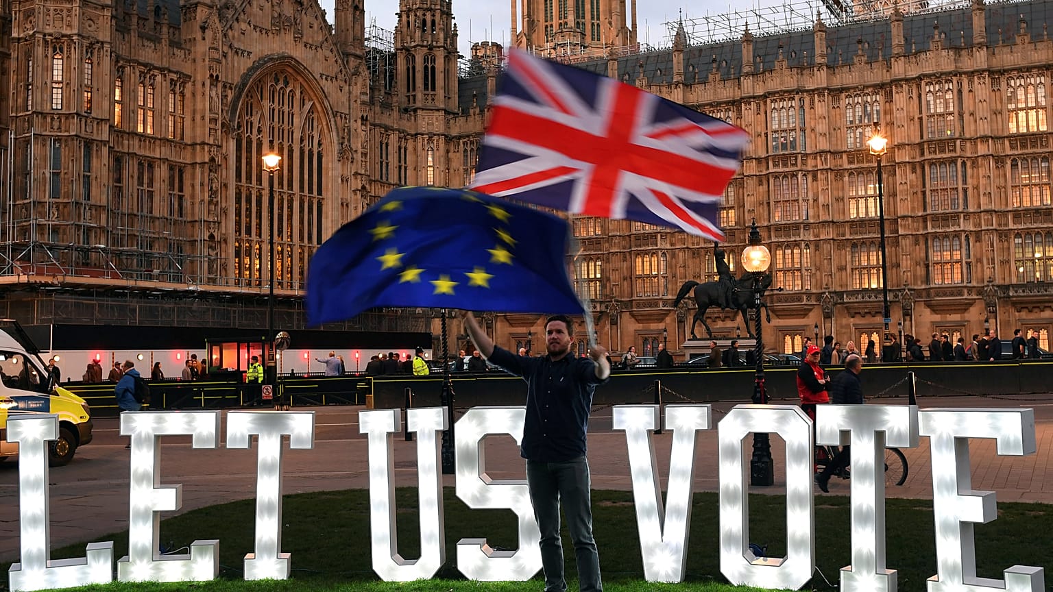 Brexit tra dubbi e proteste. Le reazioni dei britannici dopo l'ultima mossa di May