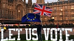 Brexit tra dubbi e proteste. Le reazioni dei britannici dopo l'ultima mossa di May