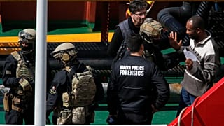 Militär stürmt von Migranten gekapertes Schiff mit Maschinenpistolen