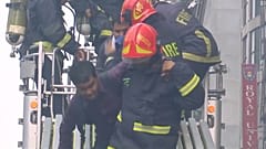 مقتل ما لا يقل عن 5 أشخاص وإصابة نحو 60 في حريق في ناطحة سحاب في دكا