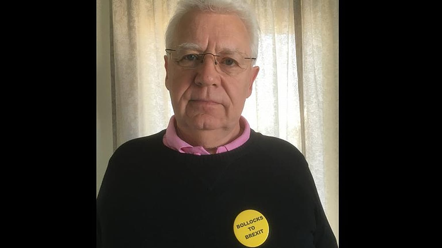 Quest'uomo è stato fermato a Gatwick per indossare una spilla anti-Brexit