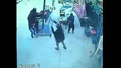 Videó : esernyőstül felkapott a szél egy török férfit