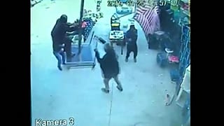 VIDEO | Wie Mary Poppins: Türkischer Mann hebt mit einem Sonnenschirm ab