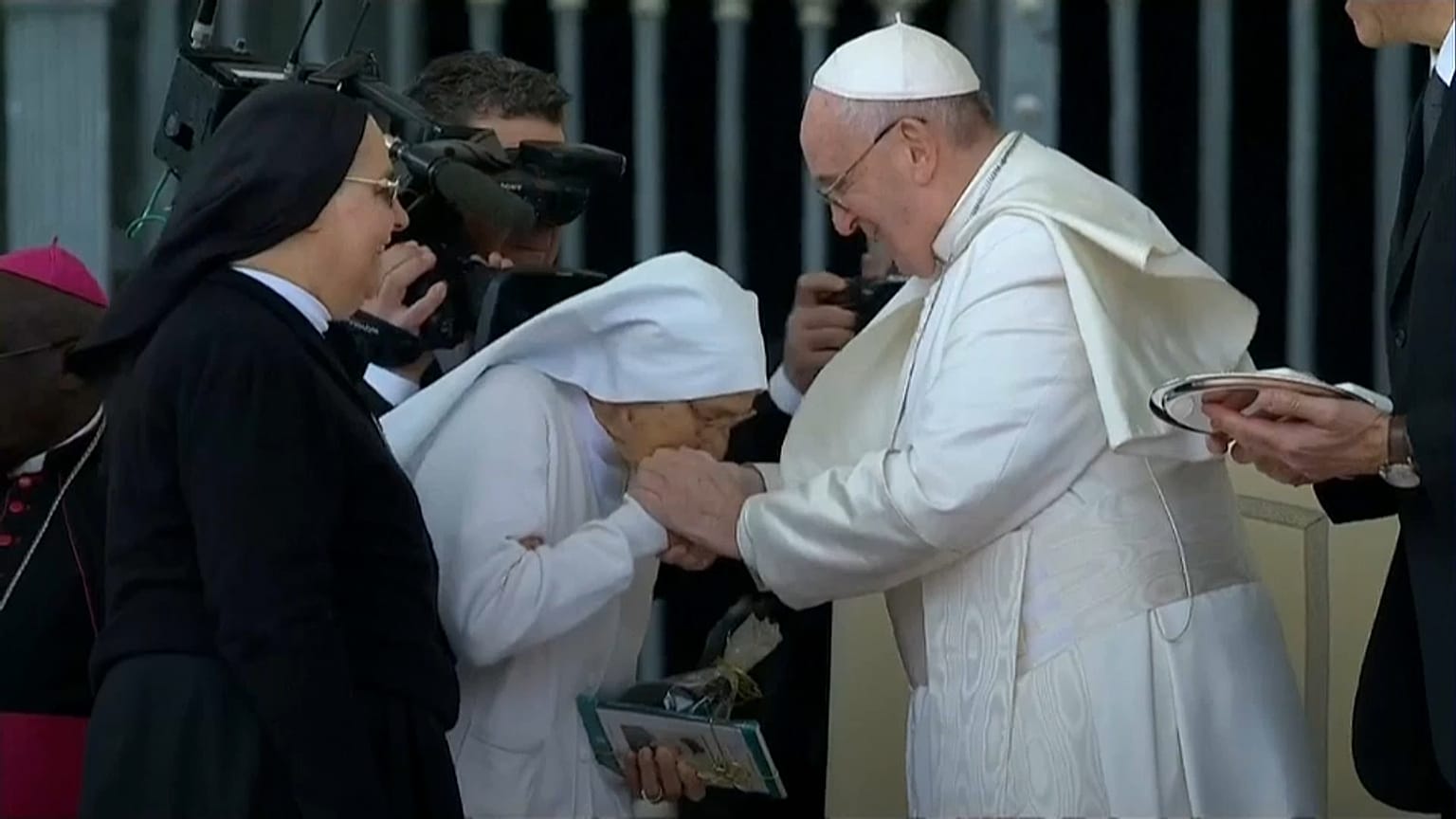 VIDEO: El papa deja besar su anillo a una monja que ha traído al mundo a 3.000 bebés