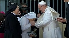 VIDEO: El papa deja besar su anillo a una monja que ha traído al mundo a 3.000 bebés